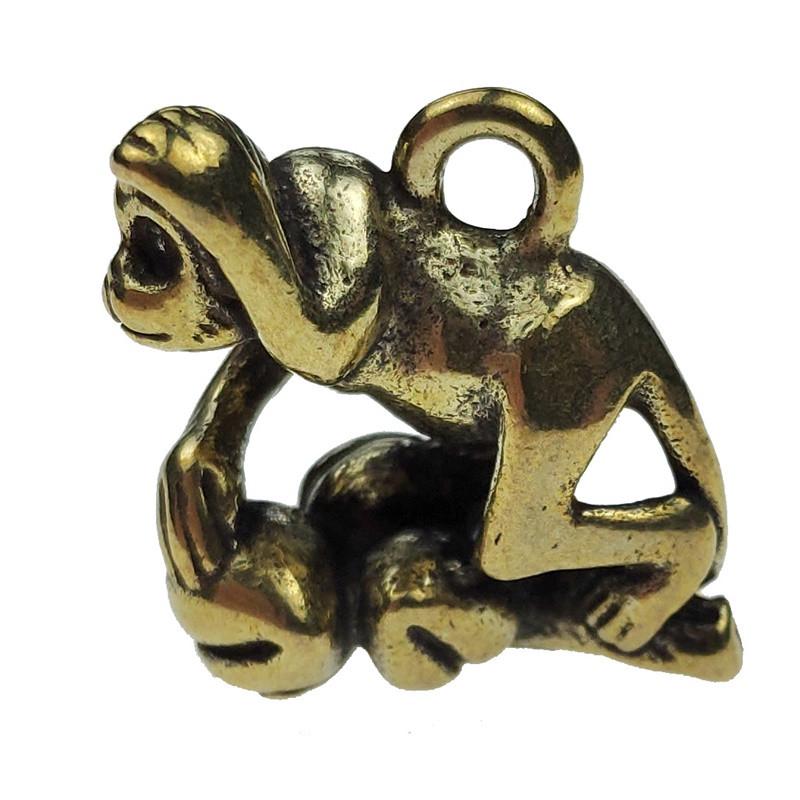 Амулет талисман обезьяна с персикаи 2х1,8 см Латунный (C1765)