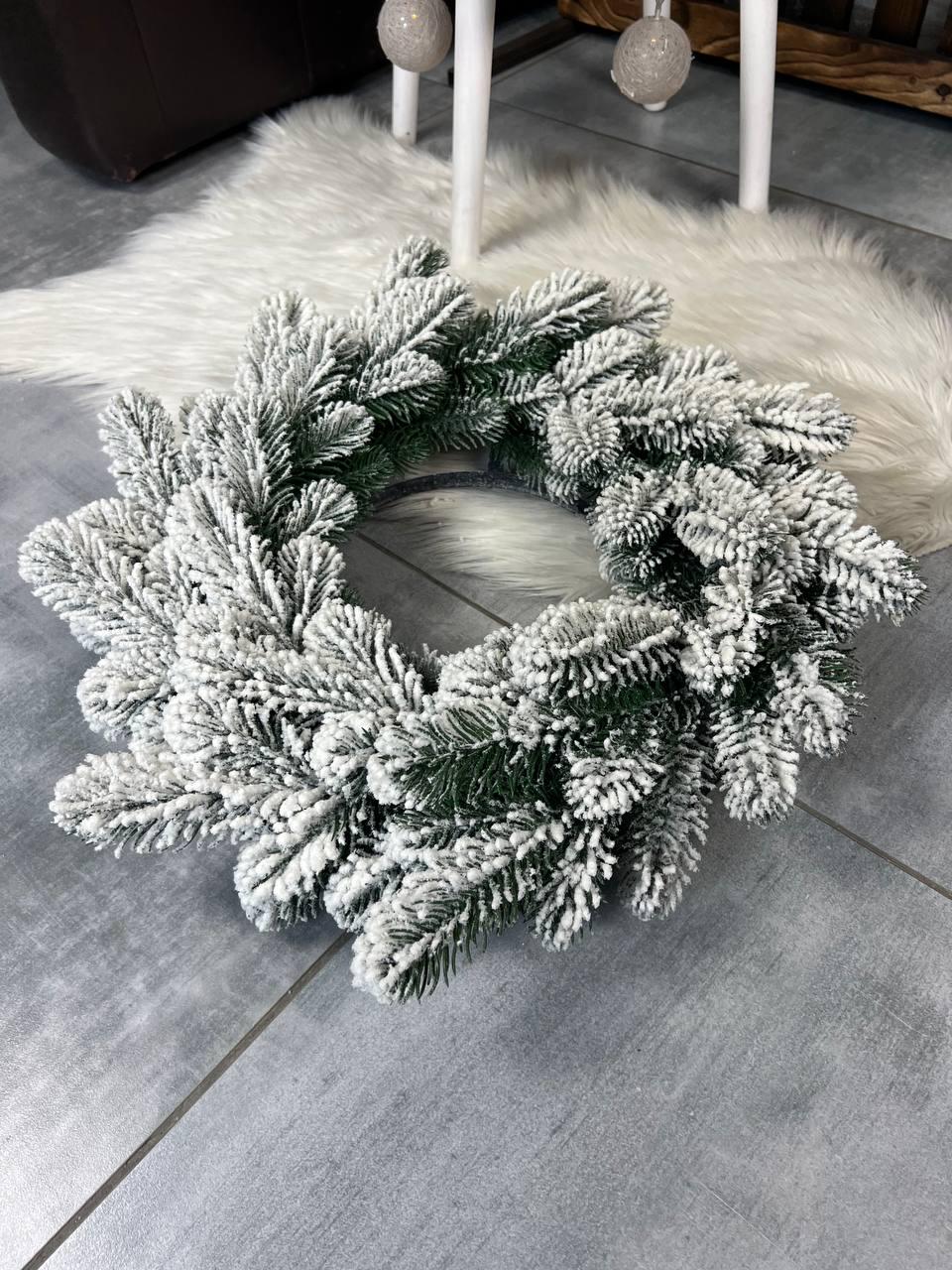 Новорічний засніжений вінок Тріумф зі штучної хвої 40 см Зелений (YA678605) - фото 4 Новорічний засніжений вінок Тріумф зі штучної хвої 40 см Зелений (YA678605) - фото 4