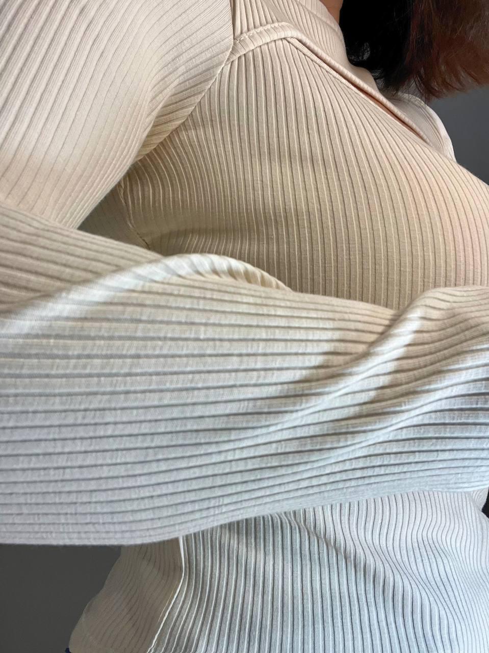 Лонгслив женский ITAKA 5370 гольф с акцентным вырезом на груди в рубчик OS Молочный (1174) - фото 3