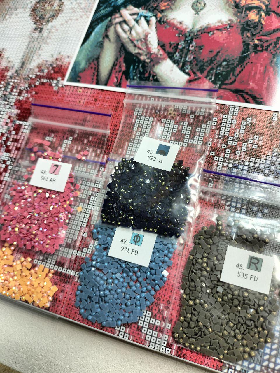 Алмазная мозаика АлМазка В красном квадратные алмазы без подрамника 40x50 см (АлМ-297) - фото 2 Алмазная мозаика АлМазка В красном квадратные алмазы без подрамника 40x50 см (АлМ-297) - фото 2