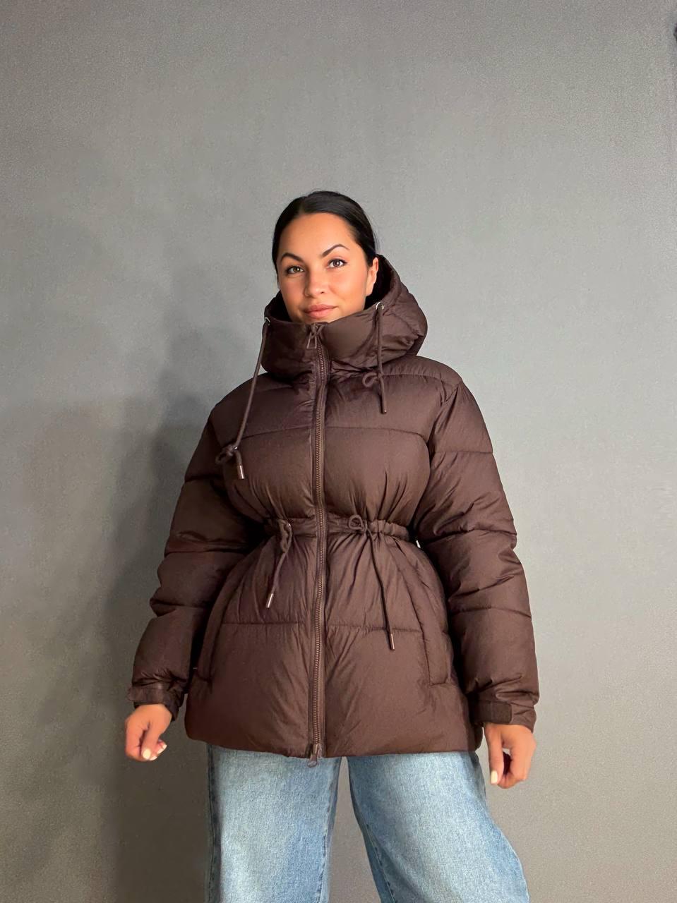 Куртка женская AN 9020-1 удлиненная с капюшоном и затяжкой талии р. 46 Коричневый - фото 6 Куртка женская AN 9020-1 удлиненная с капюшоном и затяжкой талии р. 46 Коричневый - фото 6