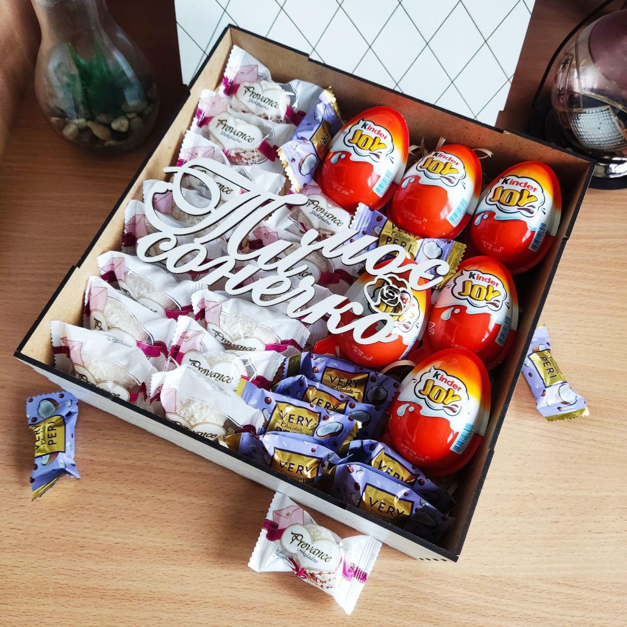 Бокс из сладостей Kinder JOY и роз для девушки (ar153)