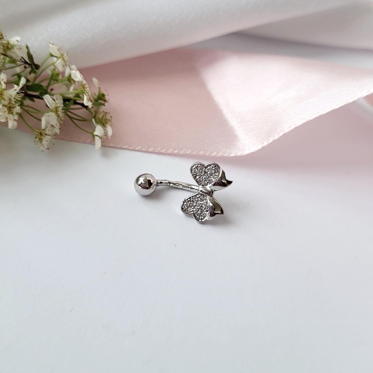 Пирсинг в пупок бантик в белых камнях серебро 925 пробы родированное 1,40 г (6112р)