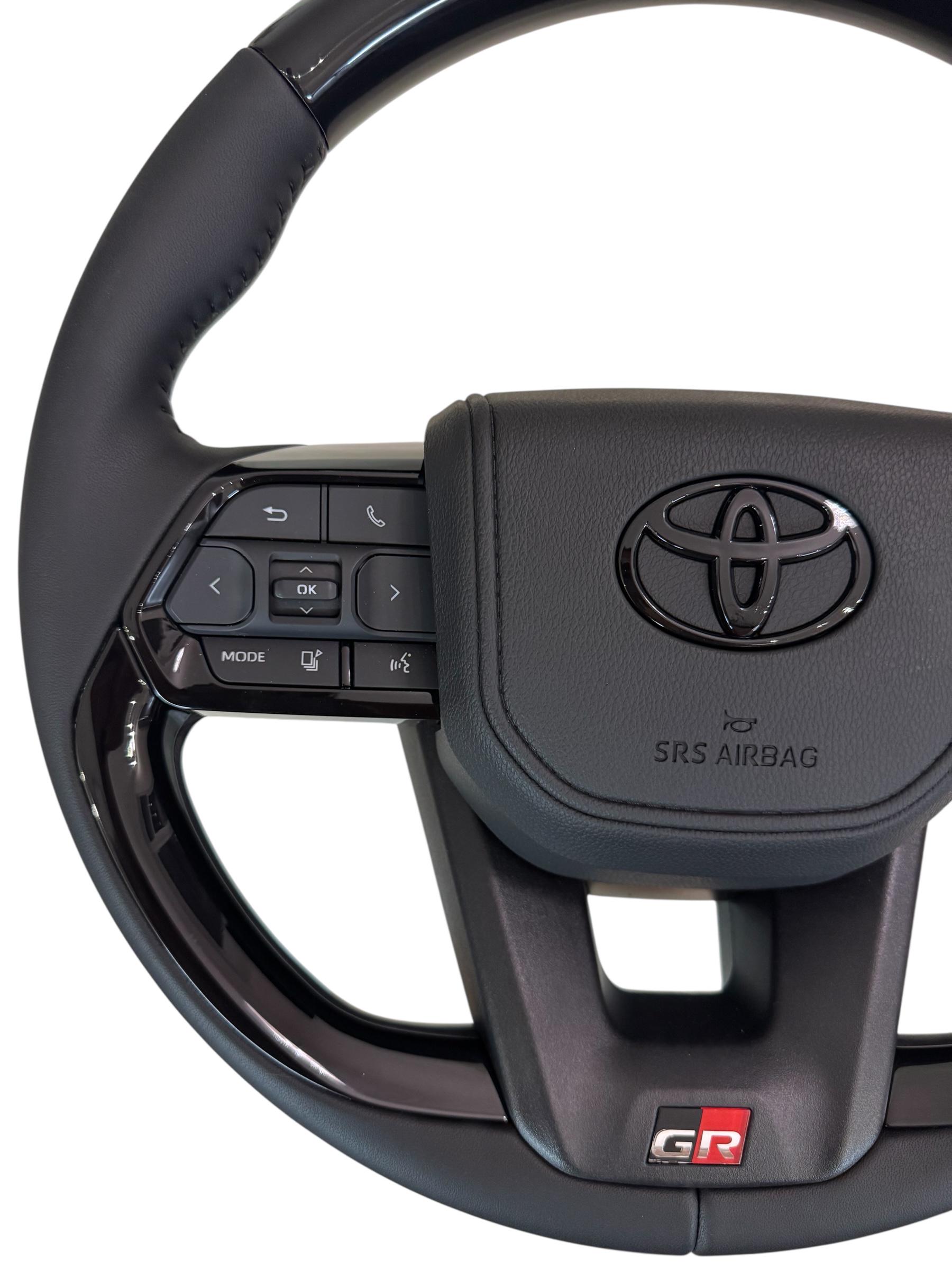 Руль для Toyota Land Cruiser 200/Prado 150 GR в сборе лакальный лакальный в стиле LC300 логотип черный глянец (29621045) - фото 2