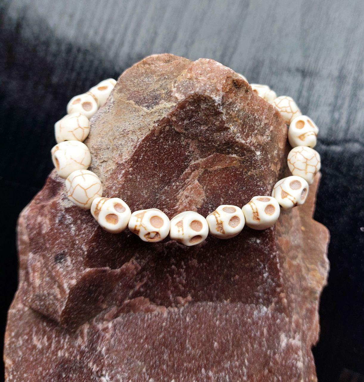 Браслет LITAURS из натуральных камней гоулит в виде черепков М 15-17 см (250206)