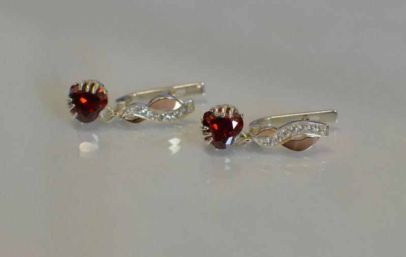 Серьги Sil сердце в руках 102s-7 Гранат (Sil-938)