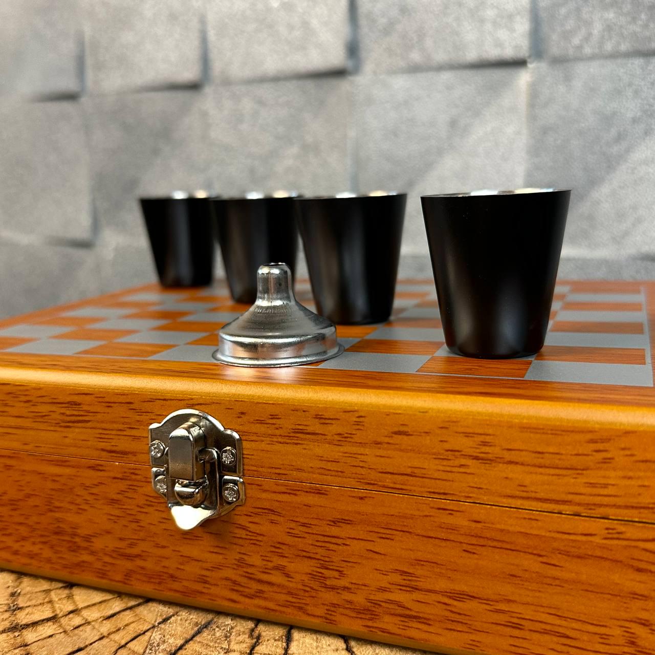 Подарунковий набір матова чорна фляга для алкоголю та 4 чарки з шахами в дерев'яній коробці - фото 3 Подарунковий набір матова чорна фляга для алкоголю та 4 чарки з шахами в дерев'яній коробці - фото 3