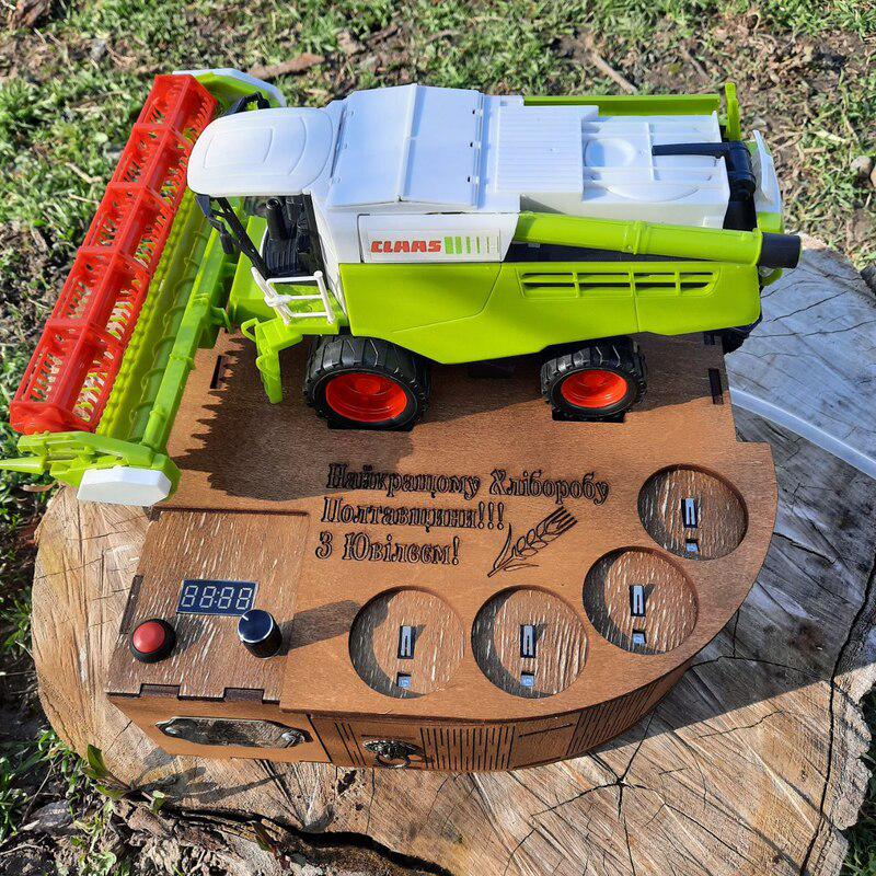 Наливатор з дерева Комбайнер CLAAS-MINI під 4 чарки 57 мл для авторозливу напоїв з акумулятором та гравіюванням