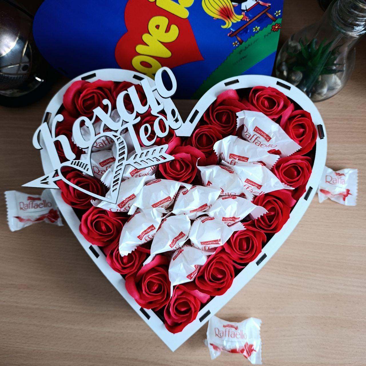 Подарочный бокс с конфетами и розами для девушки (ar182)