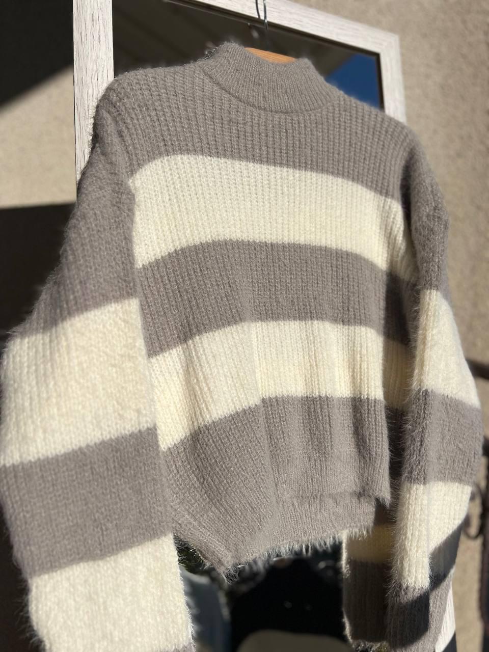 Свитер женский A-N 2157 широкая полоса короткий пушистый ангора р. 42-46 Серый (3057) - фото 6 Свитер женский A-N 2157 широкая полоса короткий пушистый ангора р. 42-46 Серый (3057) - фото 6