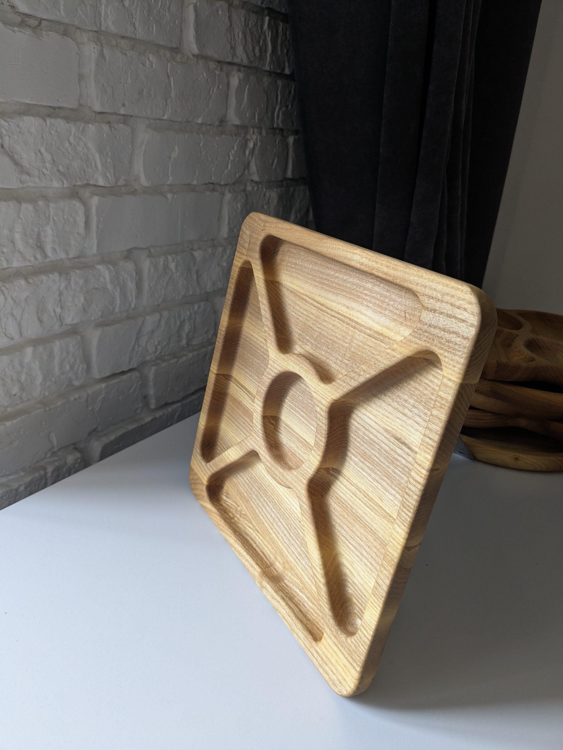 Менажниця квадратна дерев’яна з ясеня на 4 секції і 1 під соус (SP-002) - фото 4 Менажниця квадратна дерев’яна з ясеня на 4 секції і 1 під соус (SP-002) - фото 4