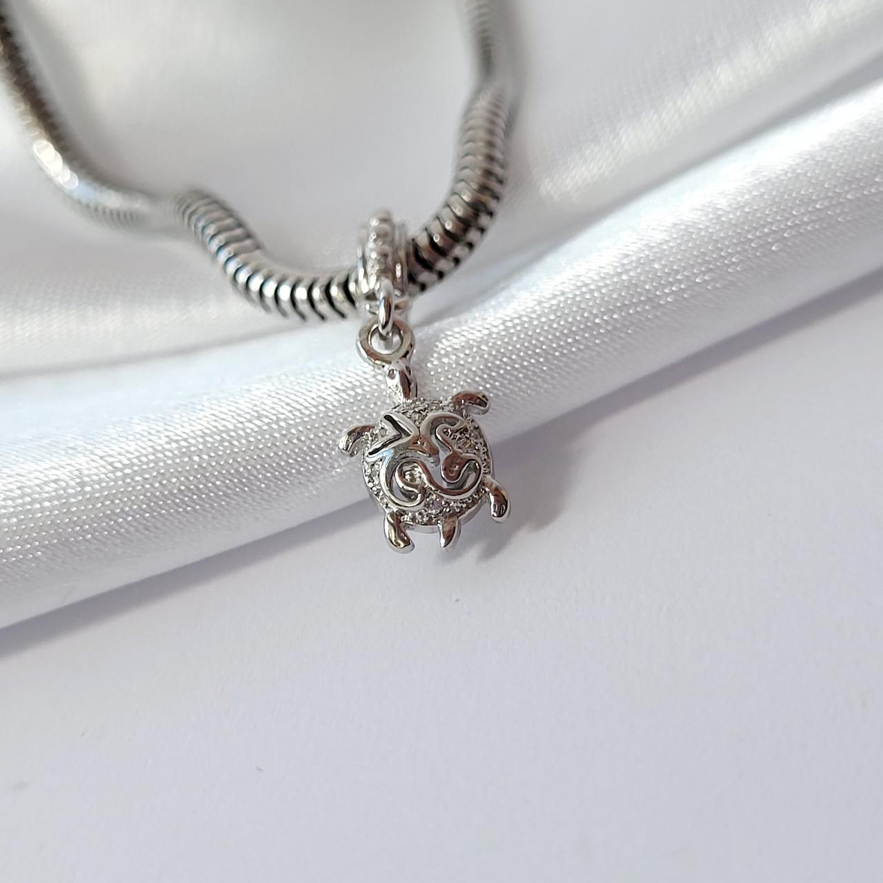 Шарм з підвіскою Черепашка в білих каменях срібло 925 проби родоване 1,10 г (970р)