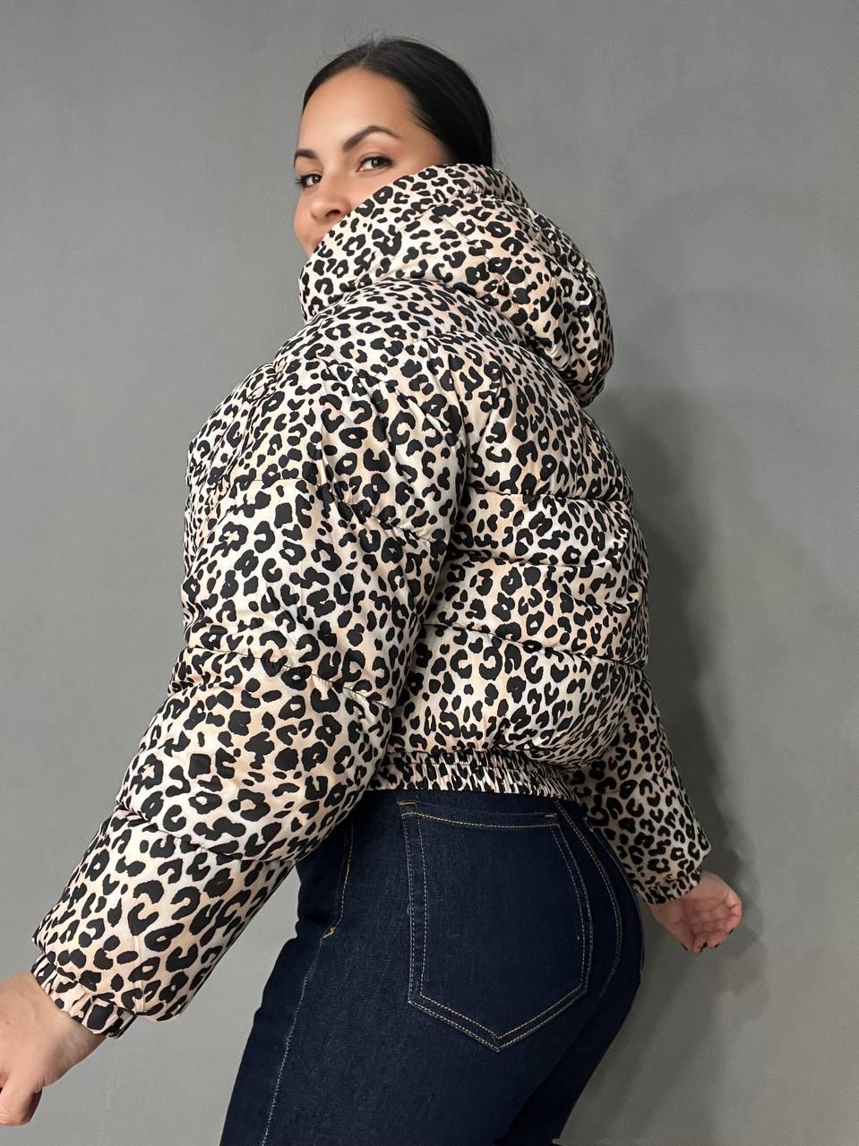 Куртка женская Lady Yep 9006 короткая с капюшоном леопардовый принт на резинке демисезонная р. 46 Бежевый (3271) - фото 3 Куртка женская Lady Yep 9006 короткая с капюшоном леопардовый принт на резинке демисезонная р. 46 Бежевый (3271) - фото 3