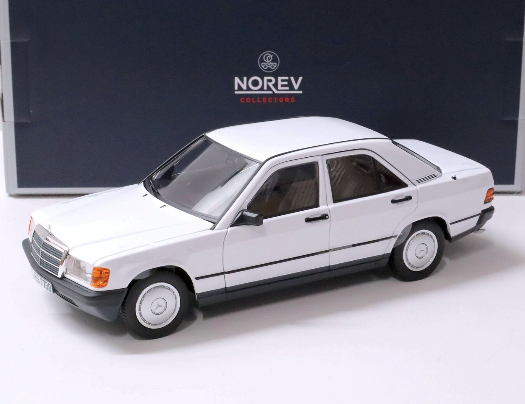 Модель автомобиля 1:18 Norev Mercedes-Benz 190E W201 White (183820)