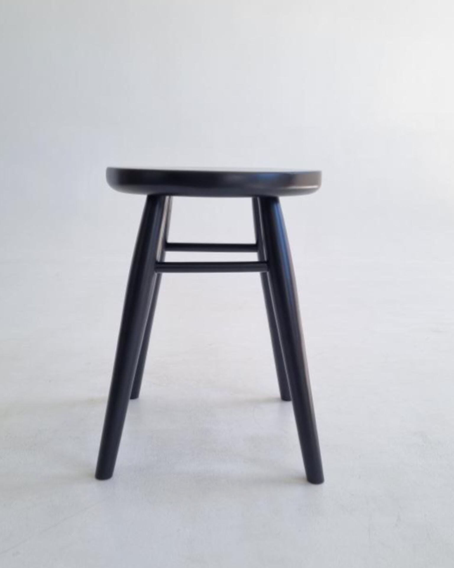 Табурет круглий дерев'яний на точених ніжках Чорний матовий (007) - фото 5 Табурет круглий дерев'яний на точених ніжках Чорний матовий (007) - фото 5