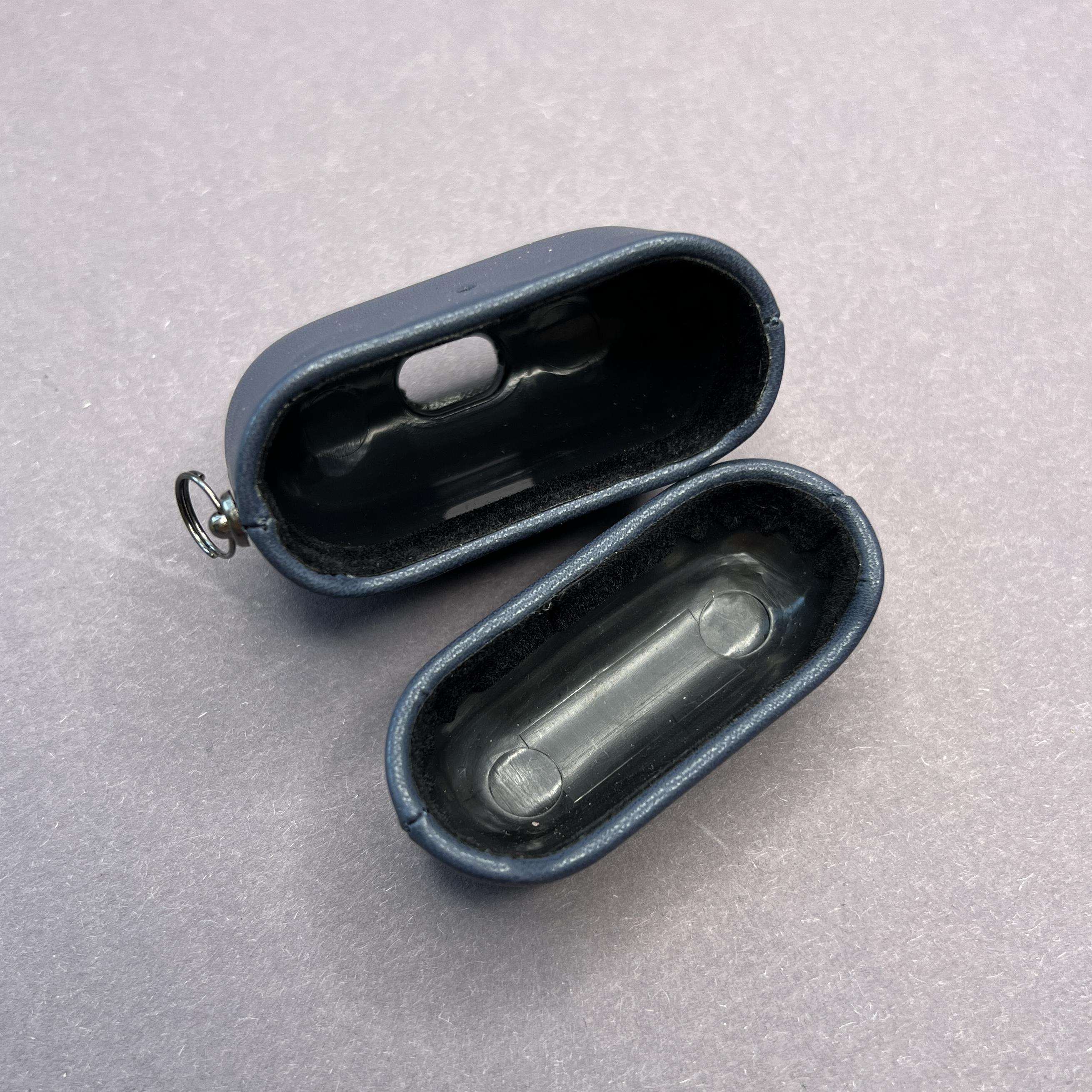 Чехол Leather Nappa для Apple Airpods 3 с карабином противоударный кожаный - фото 3