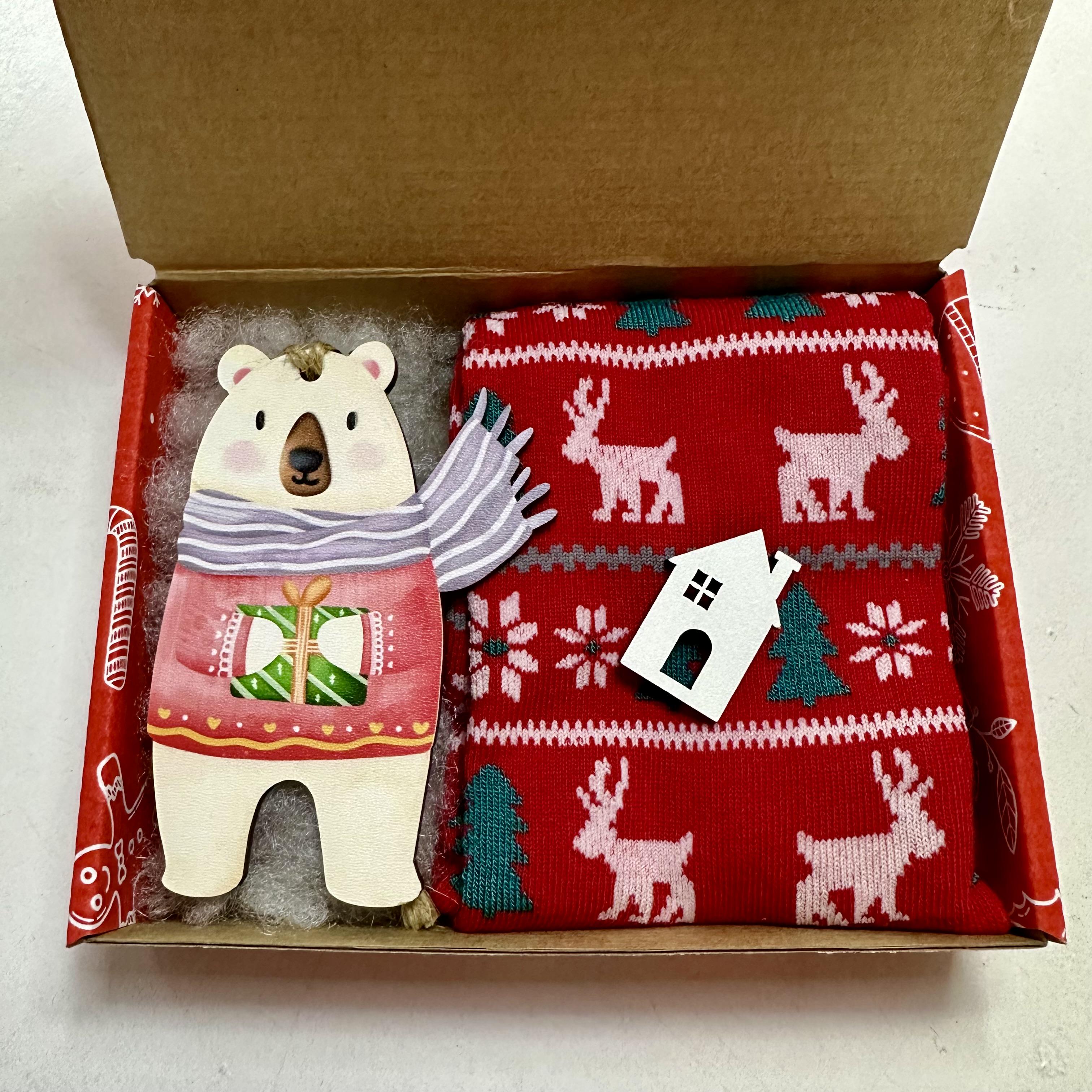 Набір подарунковий із новорічними шкарпетками та іграшкою