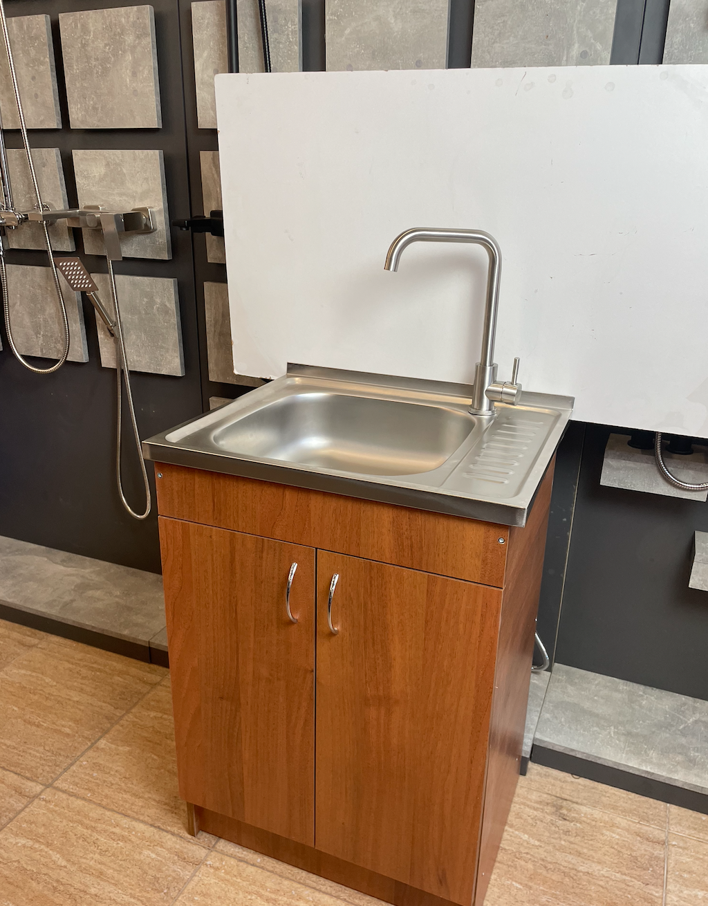 Мийка для кухні Platinum накладна з тумбою та змішувачем 60 см Горіх (df35a8ae) - фото 5