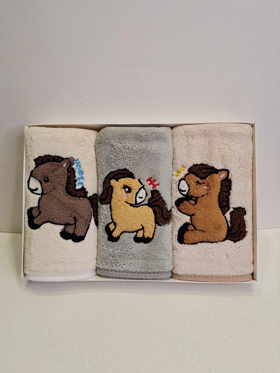 Набор подарочных полотенец Colorful Home 3 шт. с петелькой из микрофибры 25х50 см Лошадки (1523) - фото 3 Набор подарочных полотенец Colorful Home 3 шт. с петелькой из микрофибры 25х50 см Лошадки (1523) - фото 3