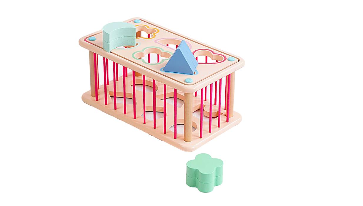 Игра логическая WToys 2 геометрических сортера/стенки с резинками/12 деревянных фигурок Multicolor (136980)