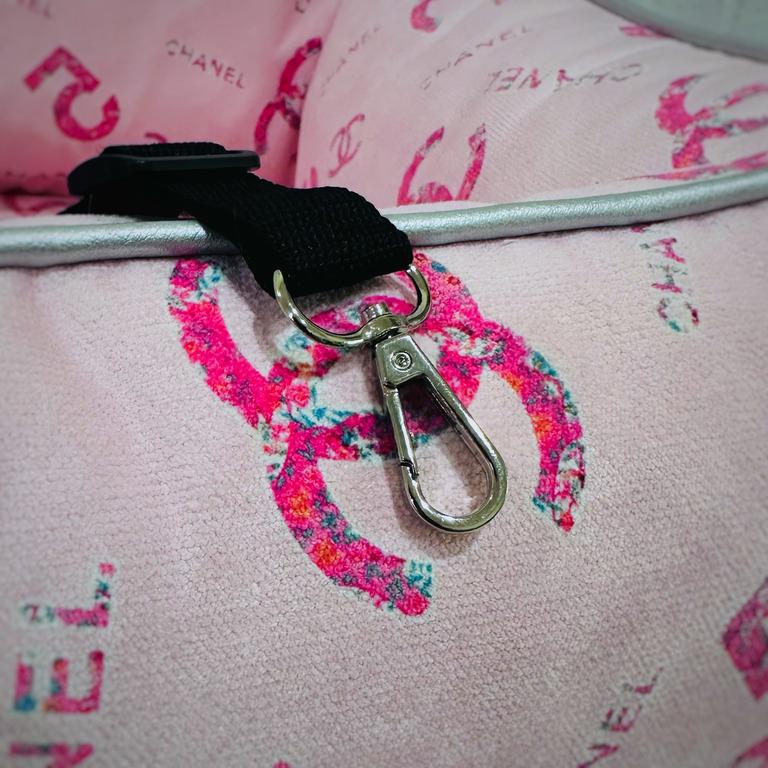 Автокрісло для собак Amore mio Cane Small pink Chanel до 5 кг 50х45х25 см (CS-0026) - фото 2 Автокрісло для собак Amore mio Cane Small pink Chanel до 5 кг 50х45х25 см (CS-0026) - фото 2