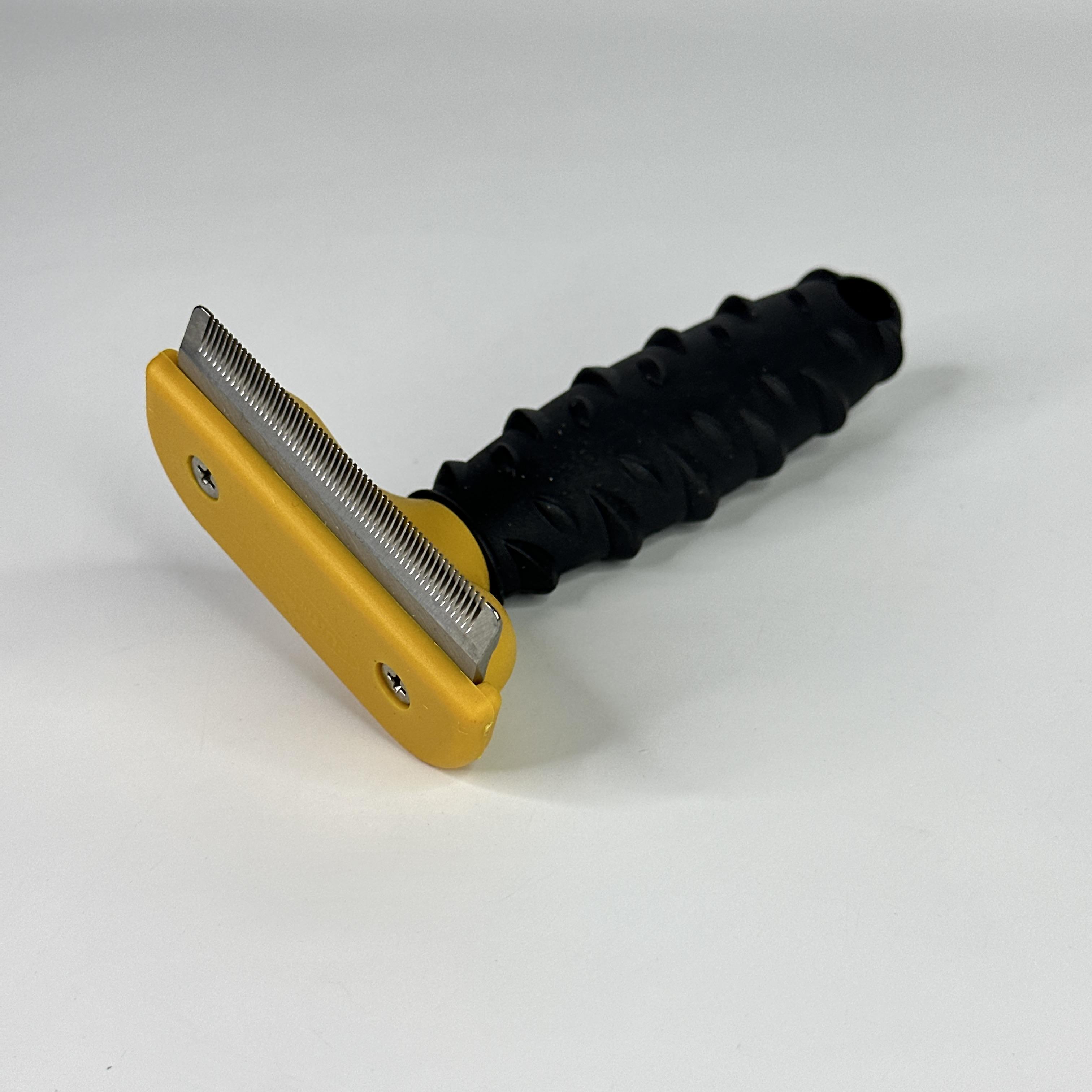 Фурминатор для кошек и собак средних пород Furminator deShedding Tool (FH2-DCSL-68-Yellow) - фото 3 Фурминатор для кошек и собак средних пород Furminator deShedding Tool (FH2-DCSL-68-Yellow) - фото 3