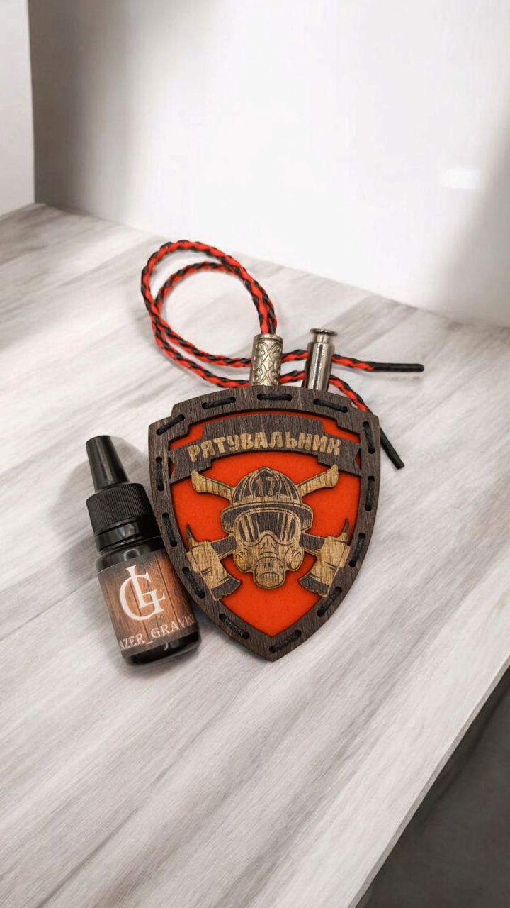 Ароматизатор для авто ГСЧС в виде шеврона из дерева/войлока и аромапарфюм 10 мл (98) - фото 3 Ароматизатор для авто ГСЧС в виде шеврона из дерева/войлока и аромапарфюм 10 мл (98) - фото 3