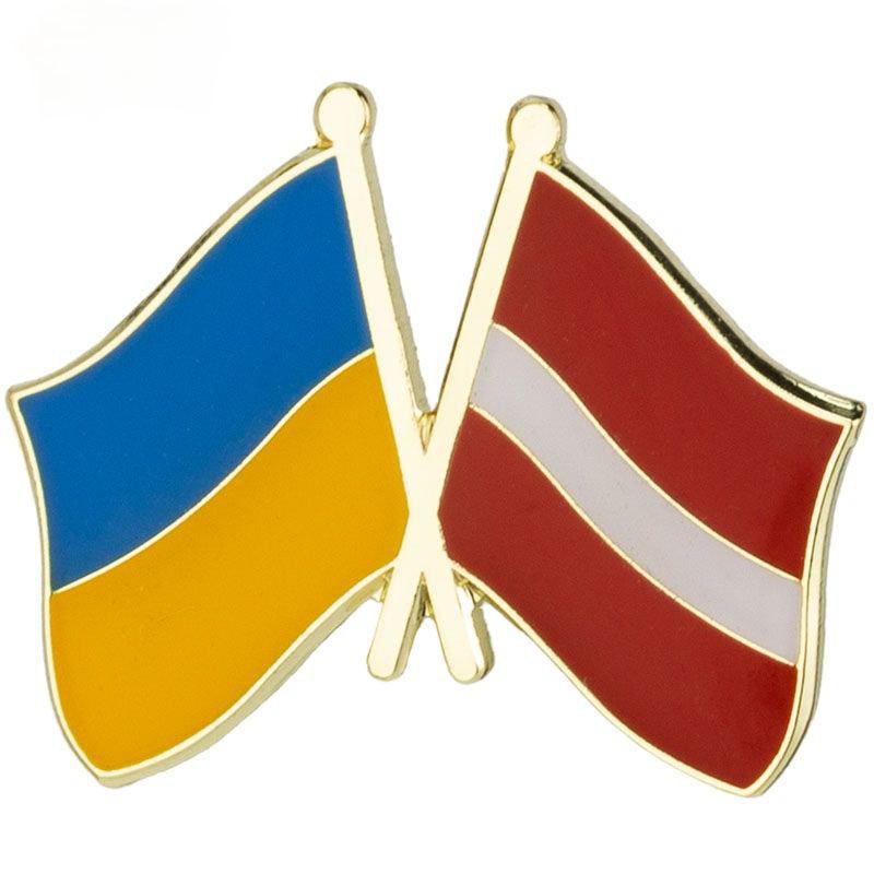 Значок-пин двойной с флагами Украины и Латвии (00396)