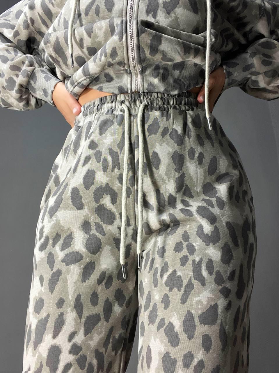Костюм женский A-N 2749 худи капюшон брюки палаццо леопардовый принт тринитка M Серый (2746) - фото 7 Костюм женский A-N 2749 худи капюшон брюки палаццо леопардовый принт тринитка M Серый (2746) - фото 7