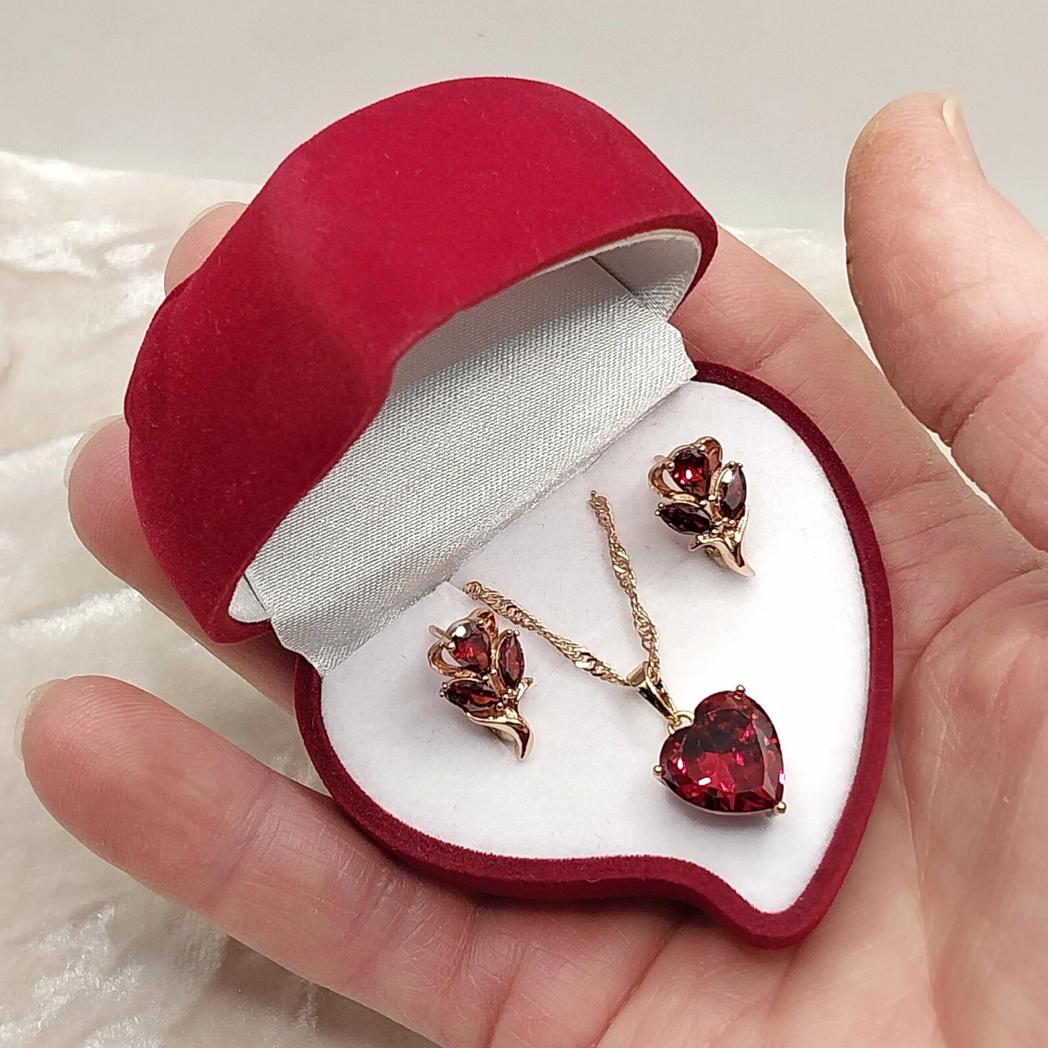 Набір прикрас сережки та кольє з цирконами сяйво рубінів у золоті ювелірний сплав (77132726) - фото 4 Набір прикрас сережки та кольє з цирконами сяйво рубінів у золоті ювелірний сплав (77132726) - фото 4