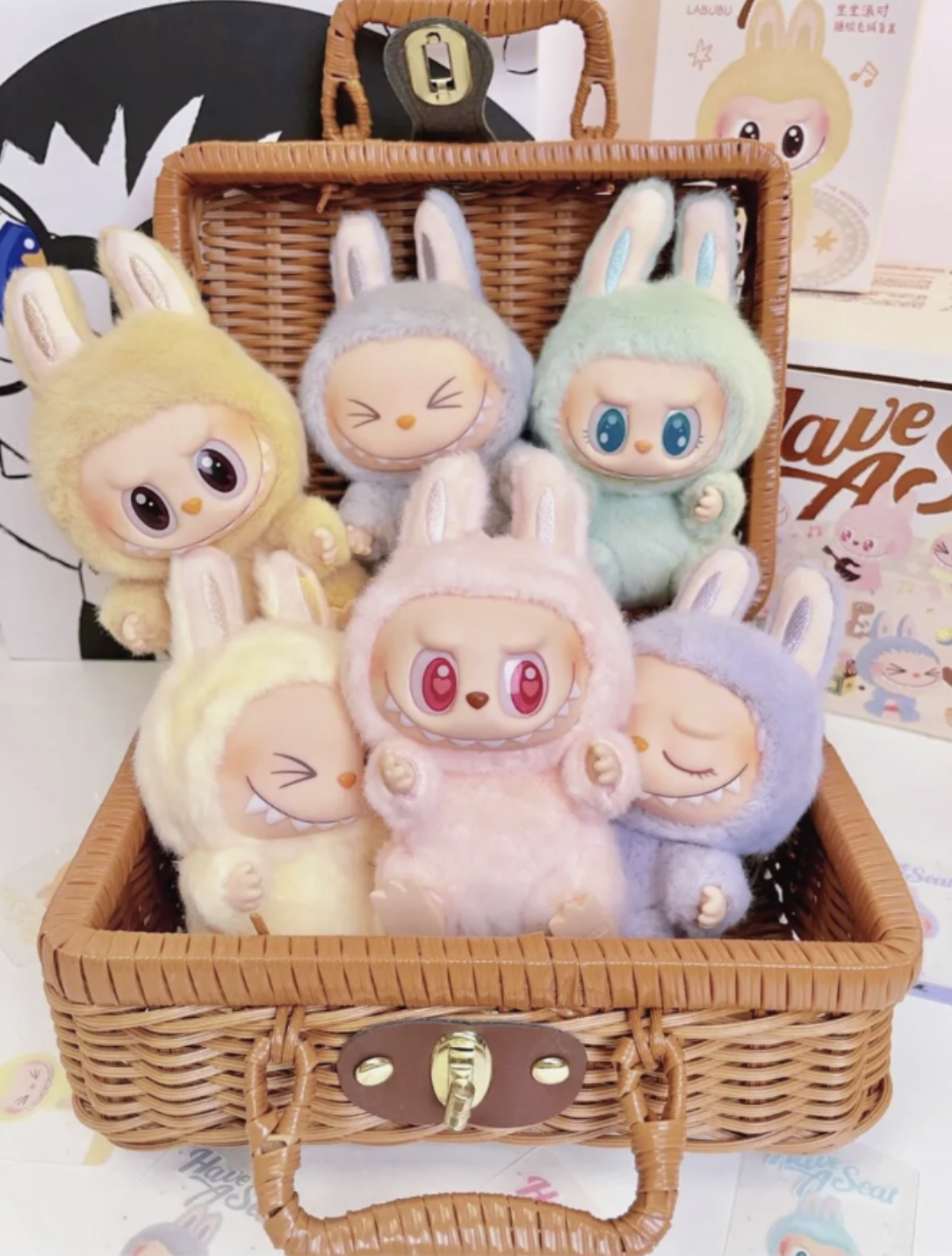 Іграшка-брелок Pop Mart Labubu Art The Monsters м'яка плюшева на рюкзак 17 см - фото 6 Іграшка-брелок Pop Mart Labubu Art The Monsters м'яка плюшева на рюкзак 17 см - фото 6