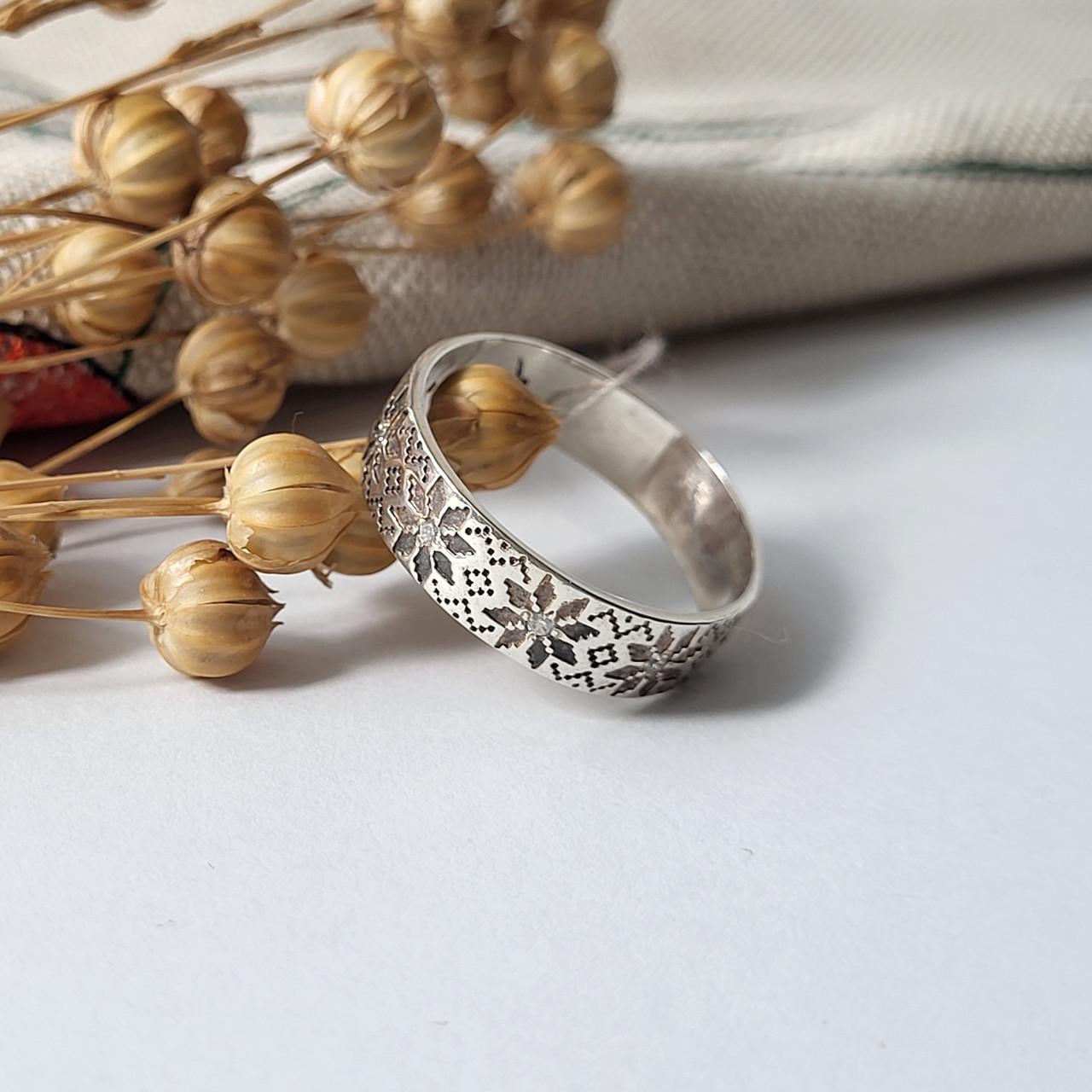 Кольцо серебряное Вишиванка с белыми камнями р. 19 925 пробы 3,50 г (14151)