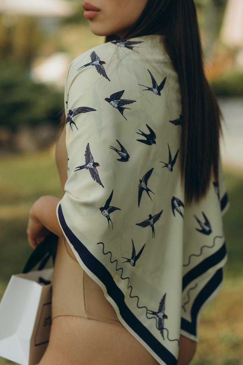 Платок ласточки шелковый 55х55 см Бежевый (27581353) - фото 3 Платок ласточки шелковый 55х55 см Бежевый (27581353) - фото 3