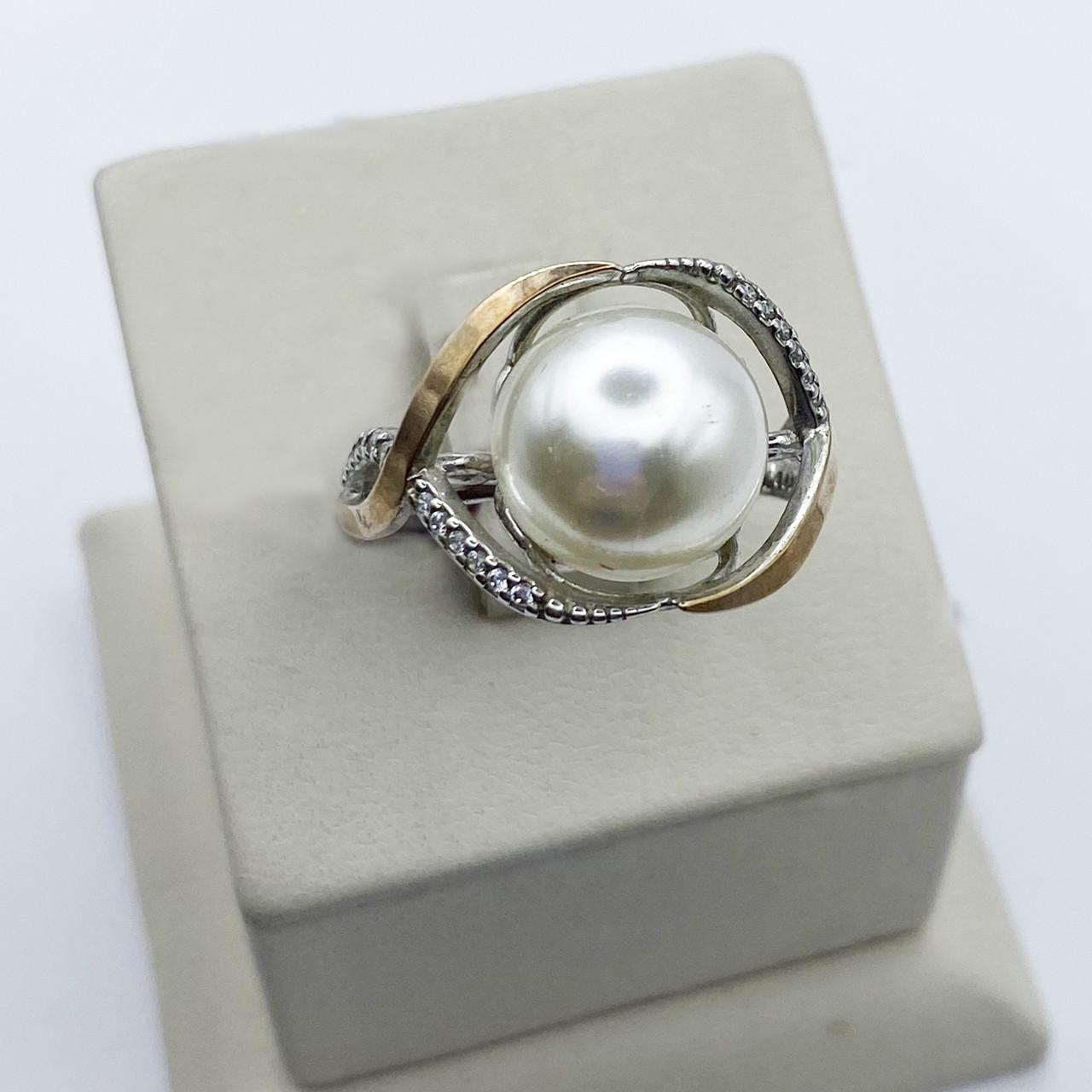 Кольцо серебряное с жемчугом и фианитом р. 19 5,1 г (1989653252)