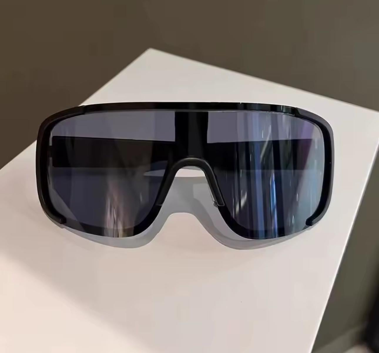 Солнцезащитные очки с панорамной линзой и зеркальным покрытием.