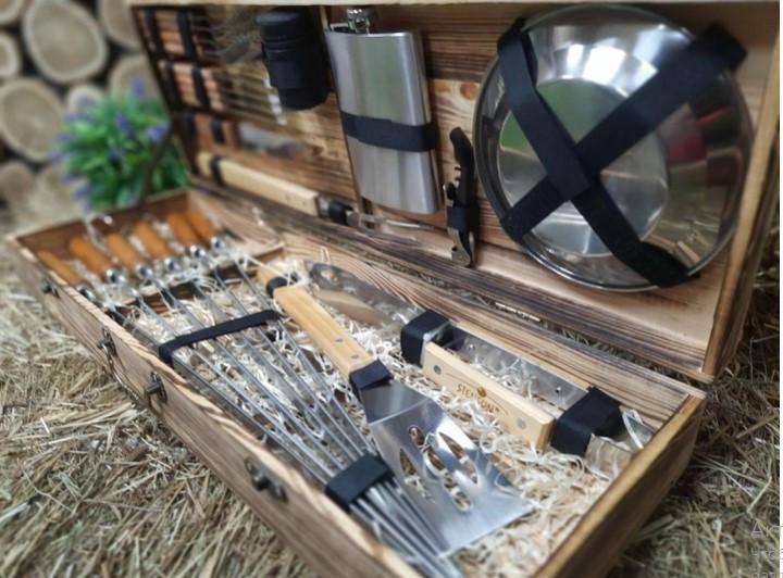 Набір шампурів та комплект аксесуарів у дерев'яному кейсі 63х250х10 cм (2155050393)