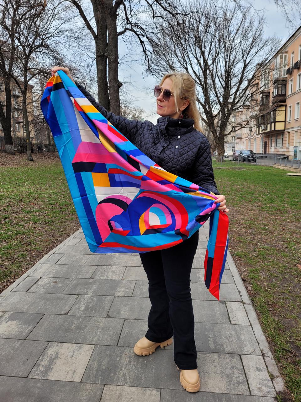 Платок женский большой шелковый Яркая геометрия 130х130 см Синий розовый