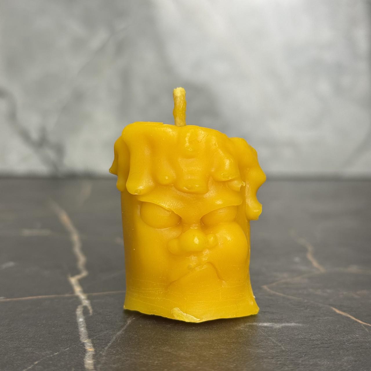 Арт-свеча декоративная Сердитое лицо из пчелиного воска ручная работа 5 см