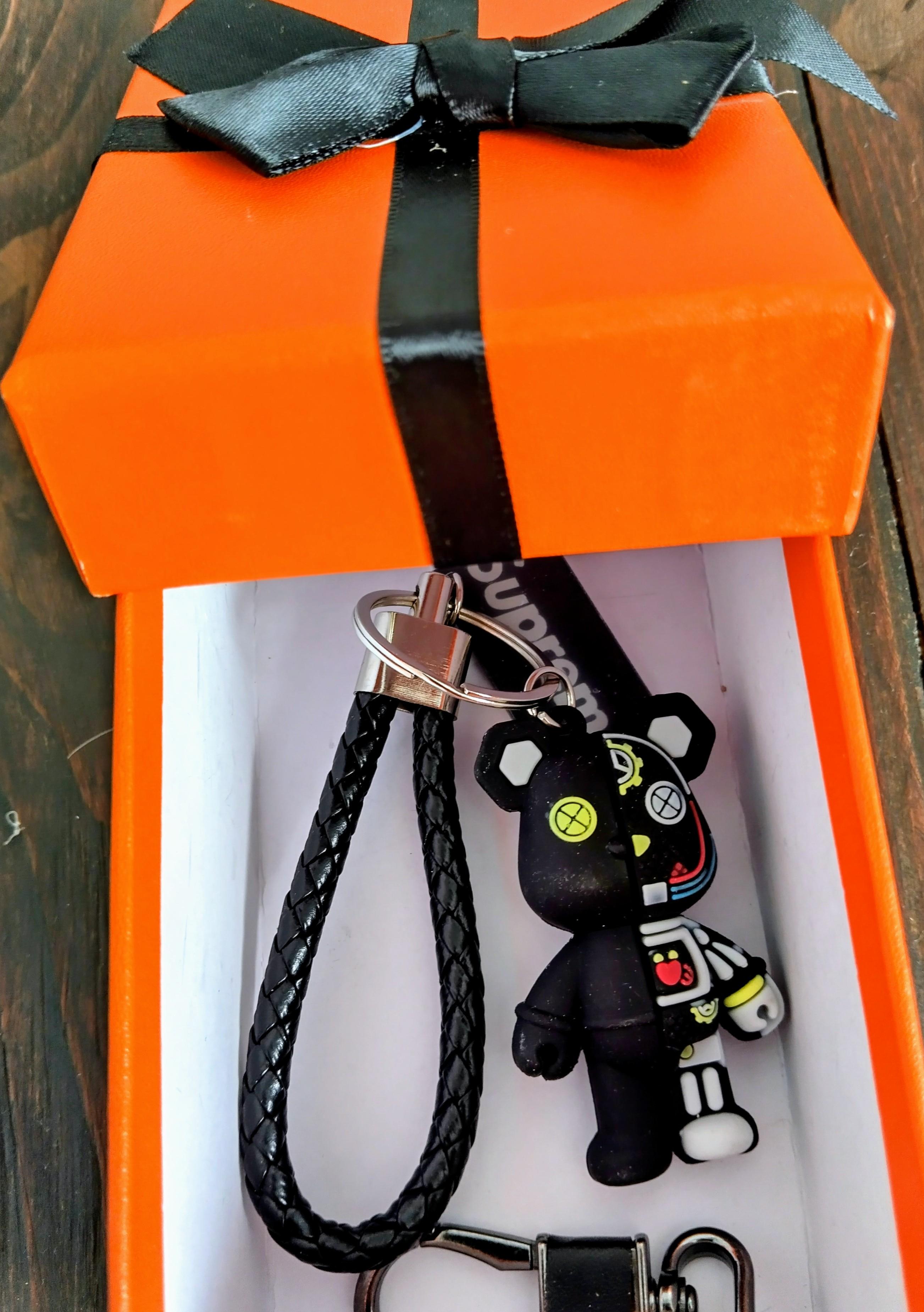 Брелок Медвежонок Bearbrick Киборг Supreme Черный (4627346Sb) - фото 2 Брелок Медвежонок Bearbrick Киборг Supreme Черный (4627346Sb) - фото 2