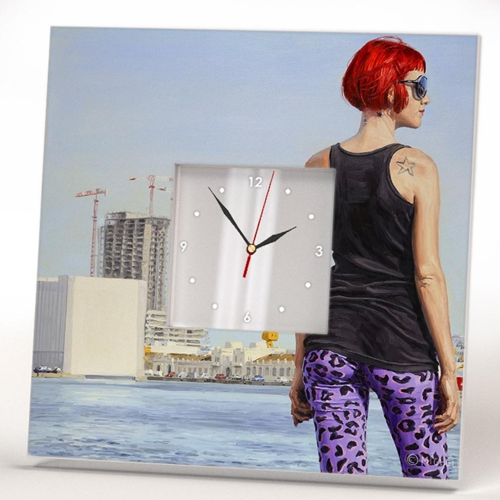 Часы с рисунком Рыжая девушка в леопардовых лосинах 260x260 мм (C00332)