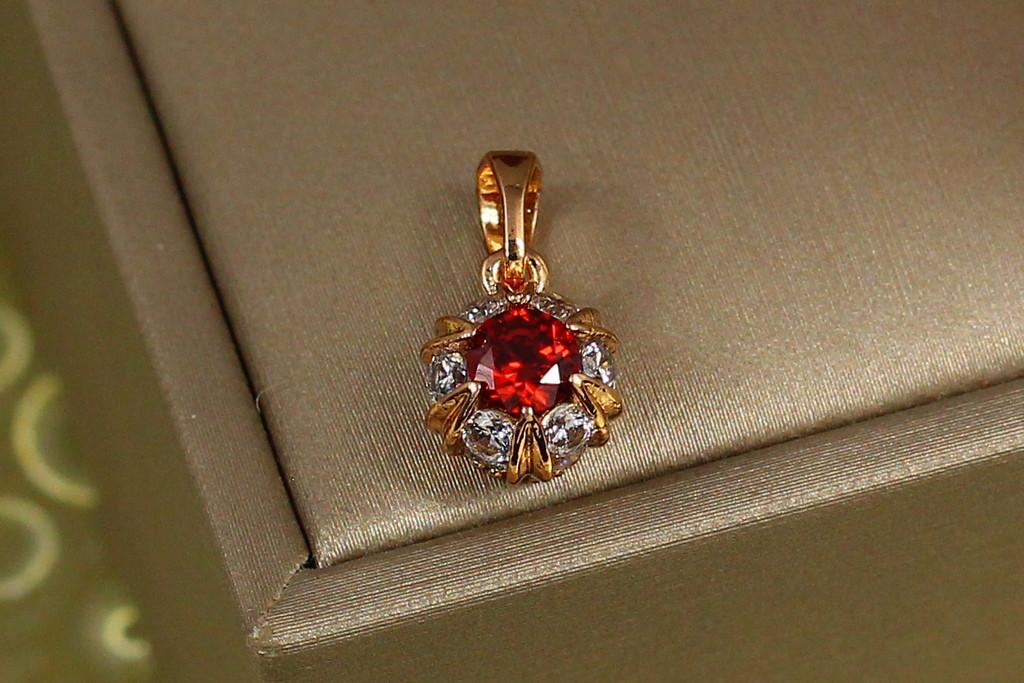 Кулон Xuping Jewelry Футбольный мяч с красным камнем 8 мм Золотистый (2177201531)