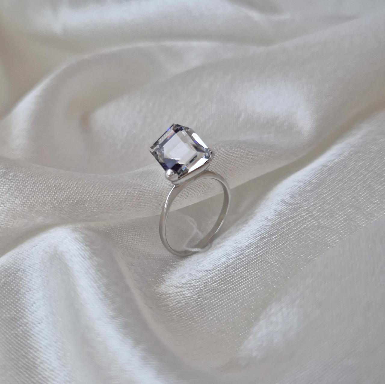 Каблучка Ілюзія Кубик вставка Сваровськи срібло 925 проби родоване 2,59 г р. 16,5 (10004р) - фото 5 Каблучка Ілюзія Кубик вставка Сваровськи срібло 925 проби родоване 2,59 г р. 16,5 (10004р) - фото 5