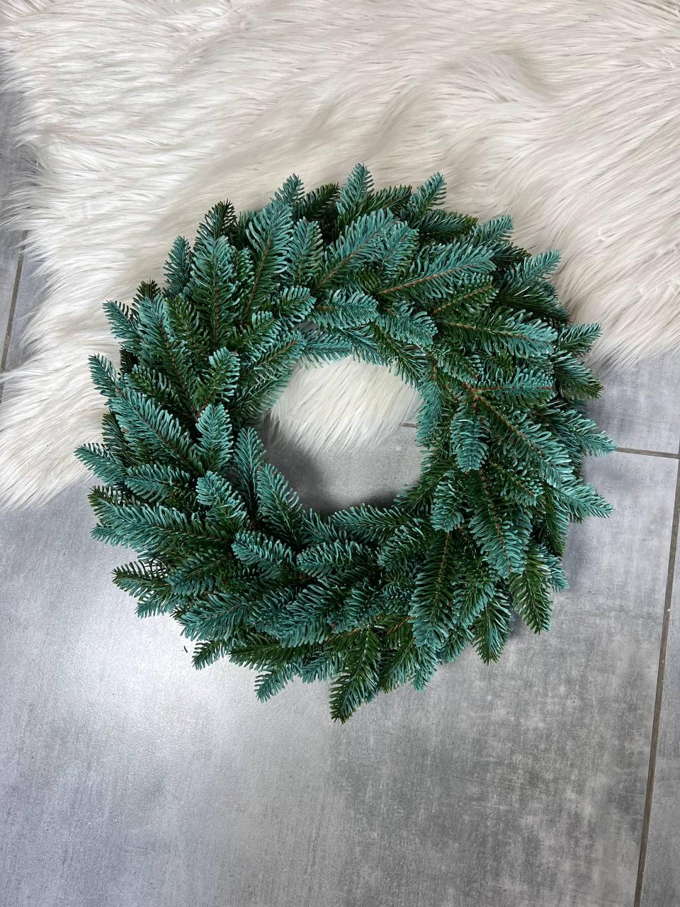 Новорічний вінок Канадський зі штучної хвої з блакитними кінчиками 40 см Зелений (YA678613) - фото 2