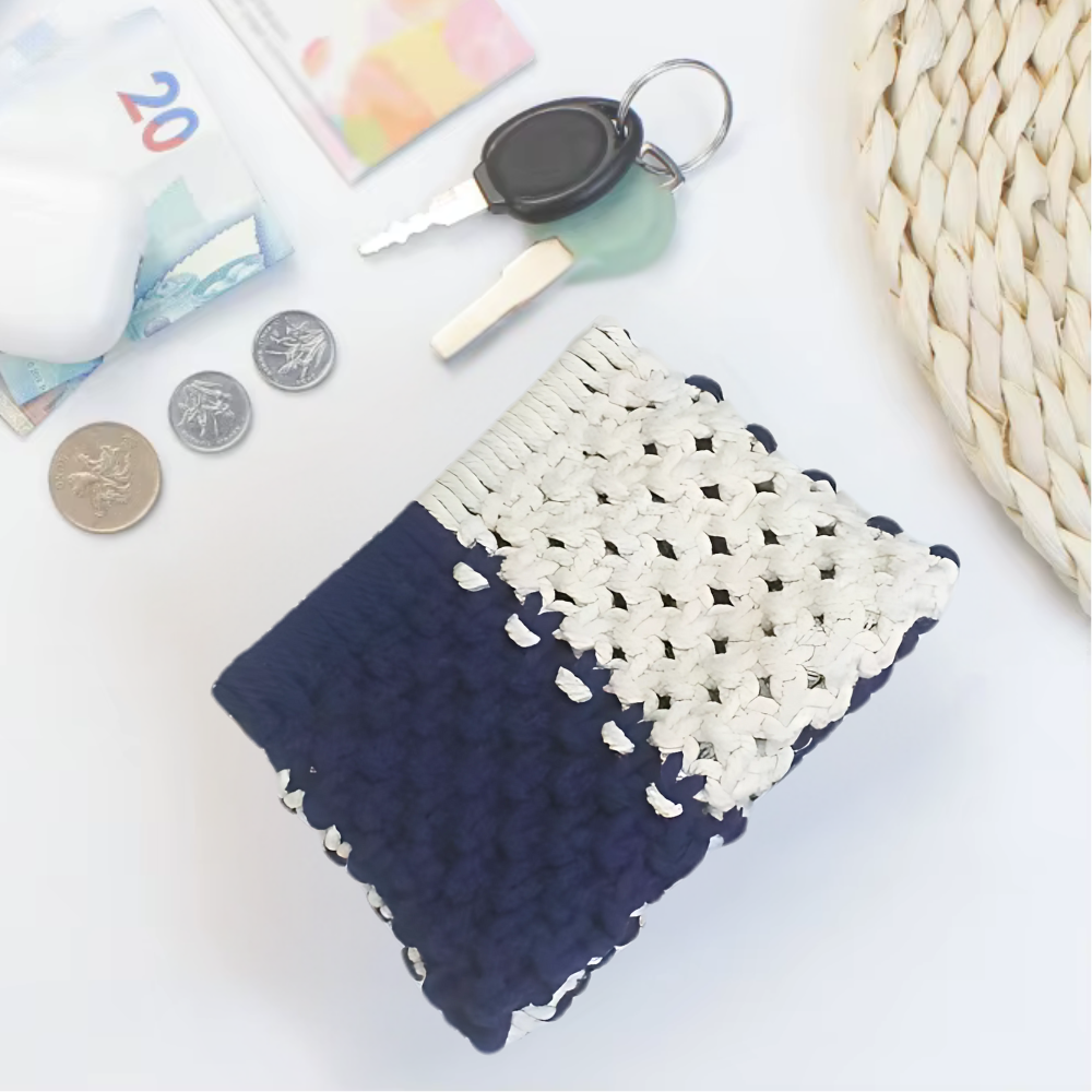 Набор макраме для рукоделия и творчества для ручного вязания кошелька 15,7х10 см Синий с белым