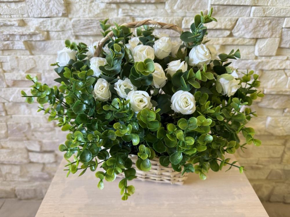 Корзина из лозы с букетом карликовых роз Пластмакс Белый (L026)