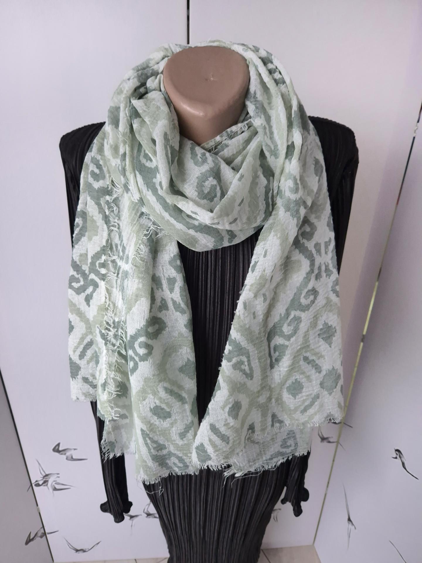 Шарф-палантин жіночий в геометричний принт весна-осінь 184х96 см Зелений (15084) - фото 5 Шарф-палантин жіночий в геометричний принт весна-осінь 184х96 см Зелений (15084) - фото 5