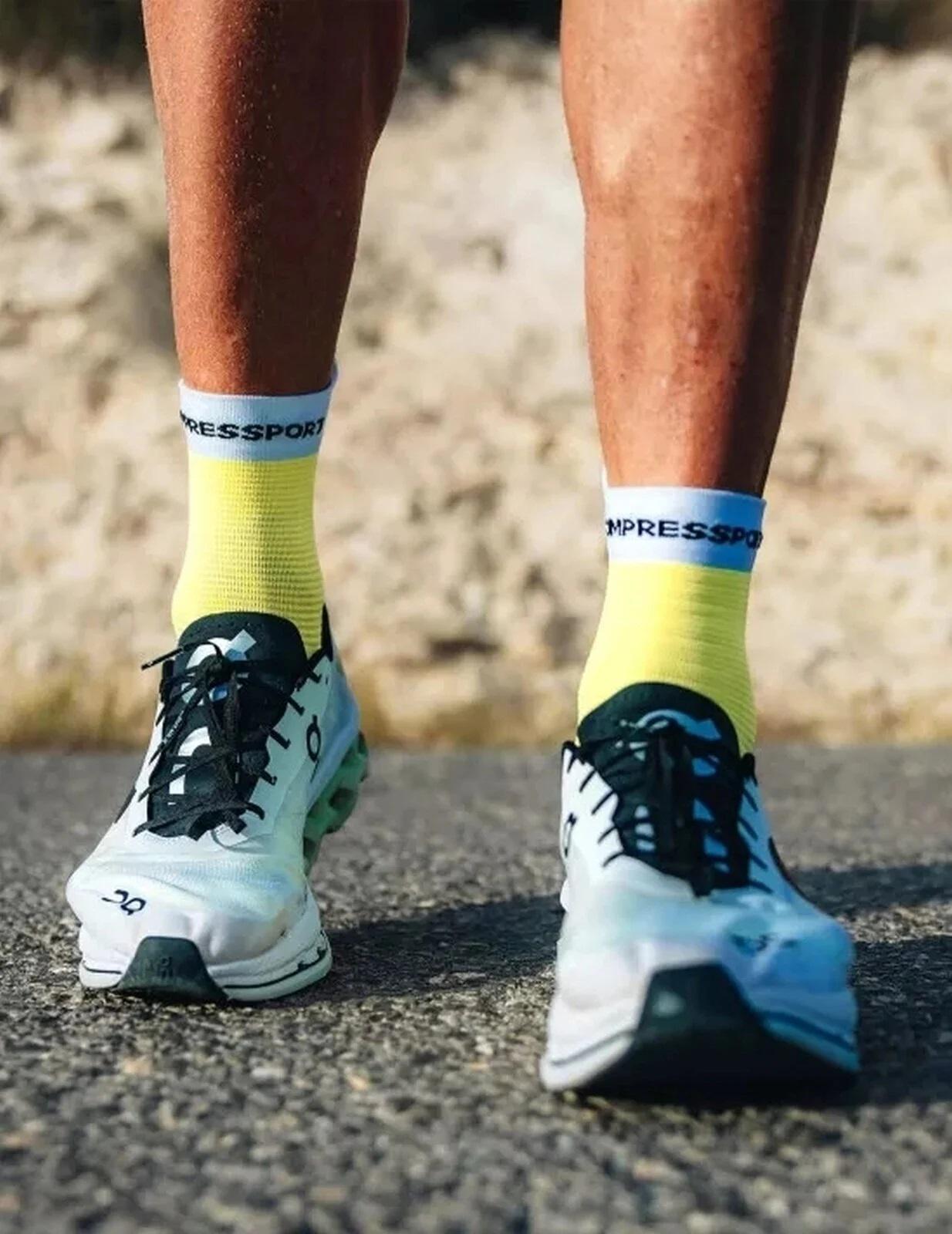 Шкарпетки Compressport Pro Racing Socks V4.0 Run High T2 Safe Yellow/White - фото 5