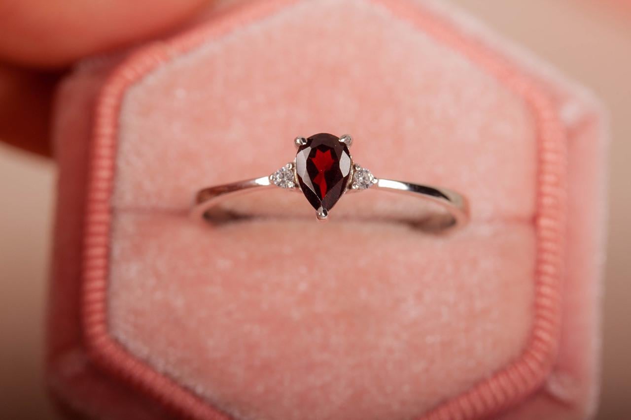 Кільце з білого золота з гранатом (2248231555)