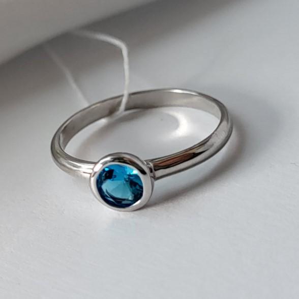 Кольцо женское с голубым камнем из серебра р. 18 925 проба 1,66 г (832)