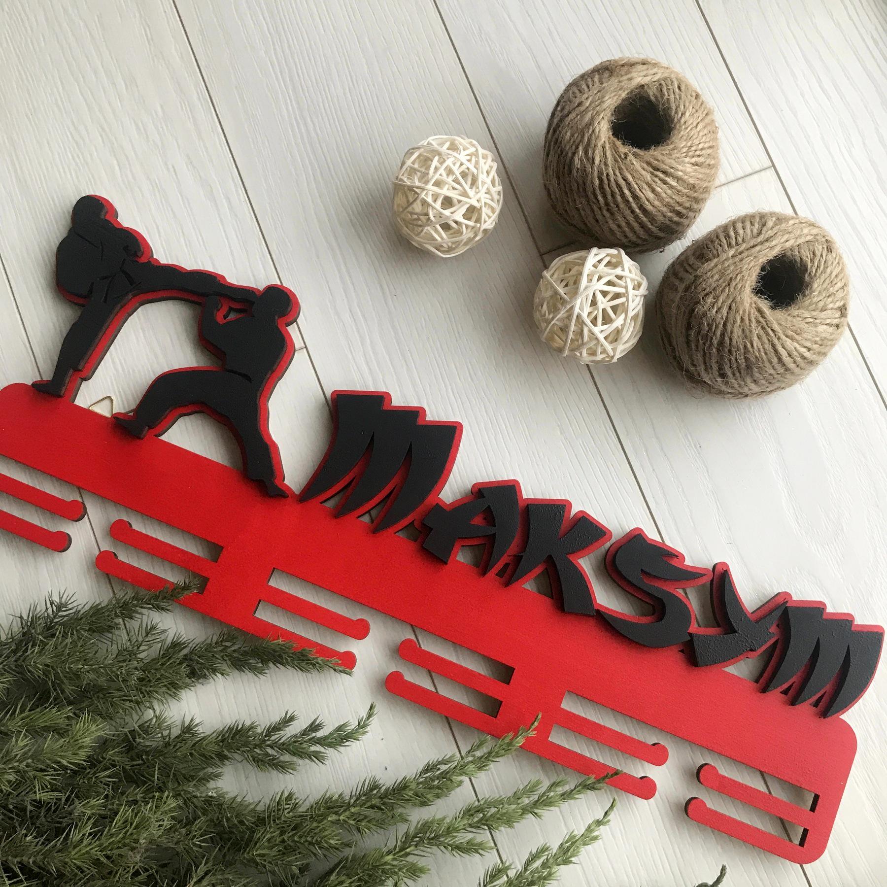 Полка-медальница Карате яркая деревянная (ME-0002)